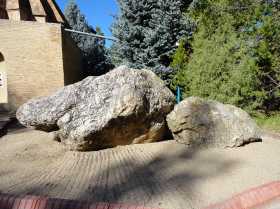 Священный камень рядом с мавзолеем Манаса