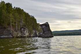 Скала Шайтан-камень  на озере Иткуль 