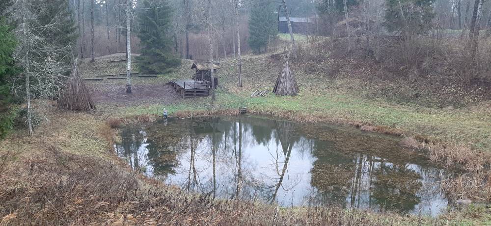 Kassinurme linnamägedes asuv Kalevipoja silmapesukauss