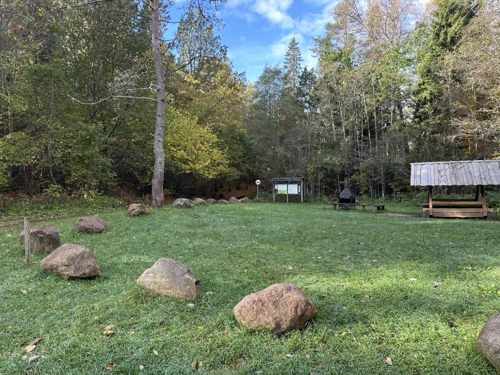 Jalutuskäik Siniallikule (parkla ja puhkekoht)