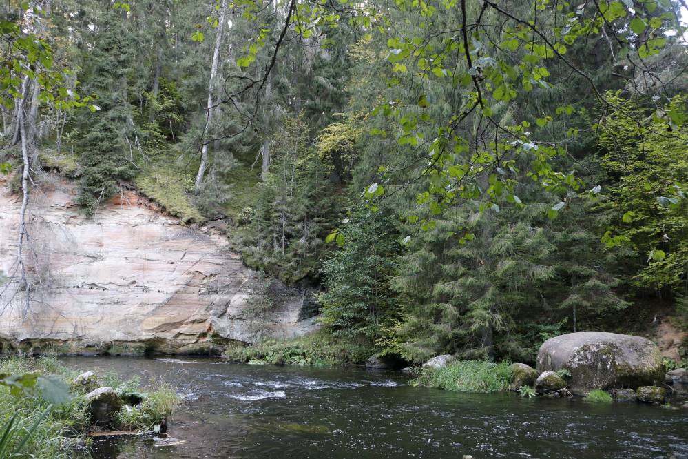 Suur Taevaskoda Salakuulaja kiviga sügisel
