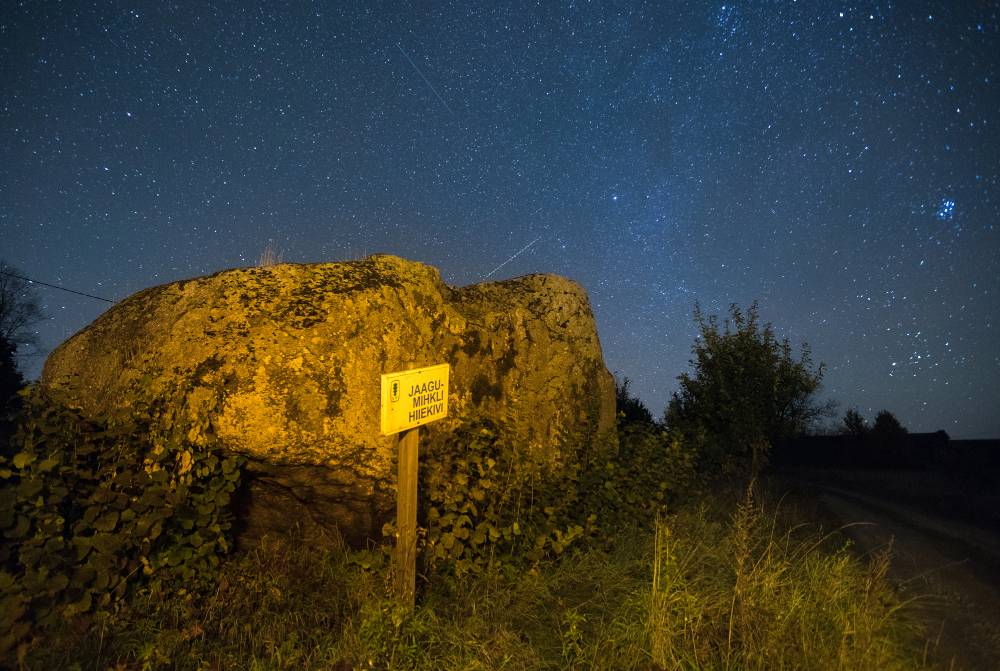 Hiiglaslik hiiekivi öises rahus