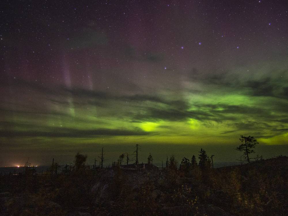 Северное сияние над горой Воттоваара