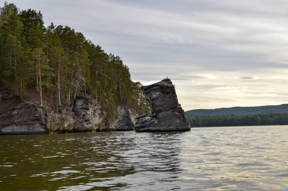 Скала Шайтан-камень  на озере Иткуль 