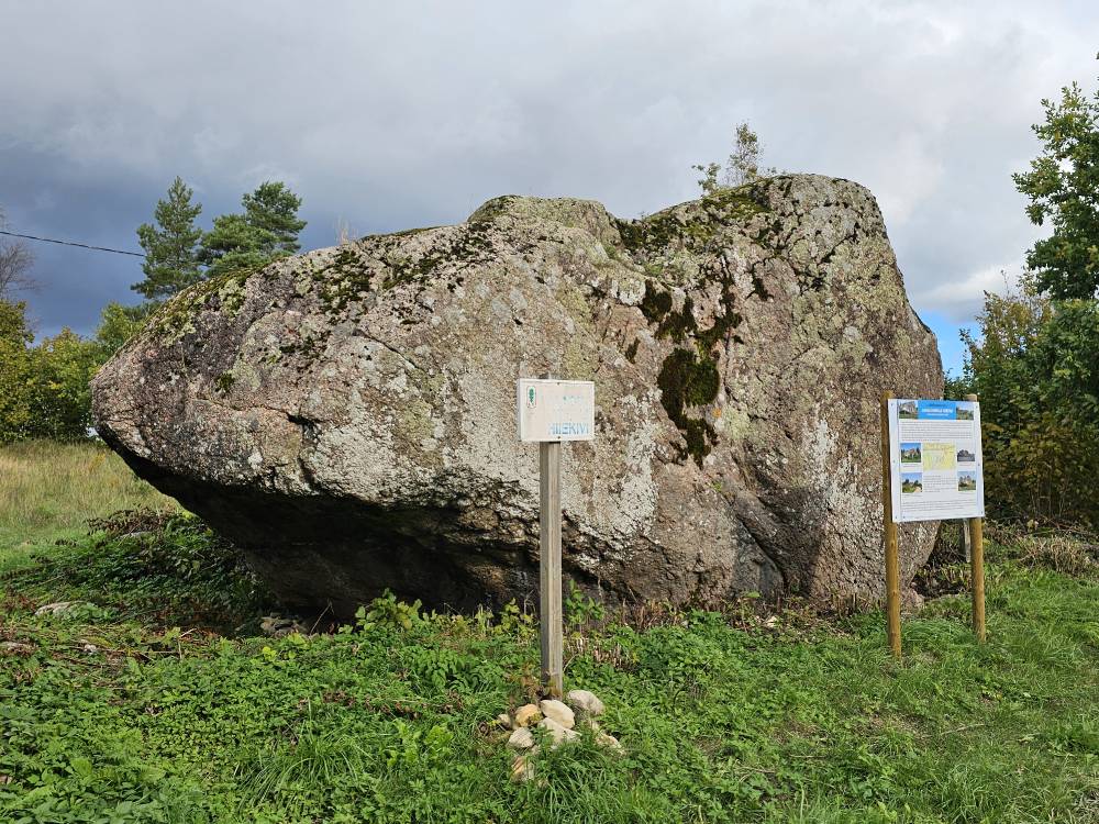 Hiiekivi tumeda taeva taustal