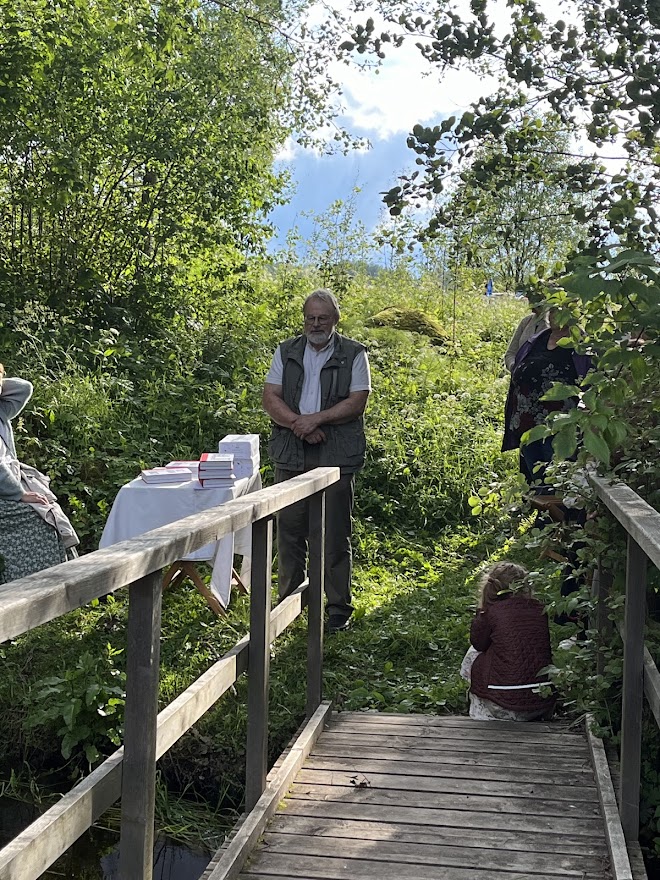 Pühä kivi raamatu esitlemine Püha Jaanikivi juures