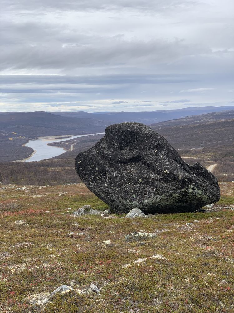 Ailigas tunturi utsjoen kylällä