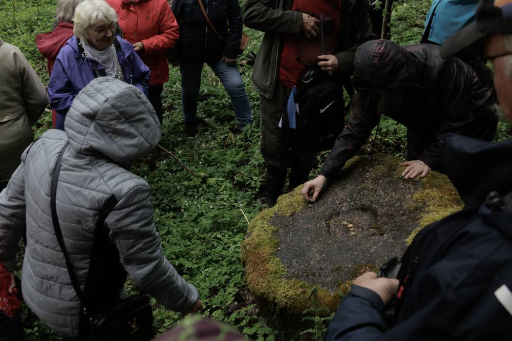Eakate annid Kangrumäe ohvrikivile 