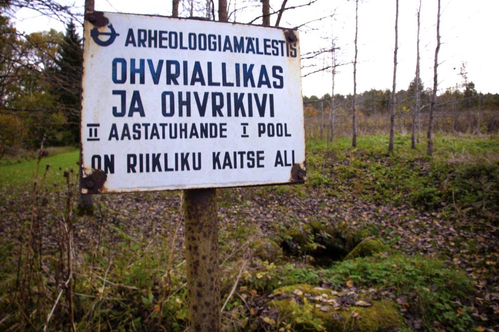 Ristallika ja ohvrikivi silt