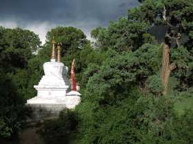 Reting Forest: Chorten on the circuit around the monastery.