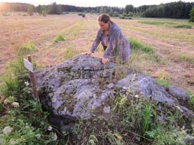 Nainen kuppikivellä / Woman by a sacrificial stone