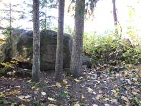 Kolm kivivalvurit Kirna Mõisa pargis